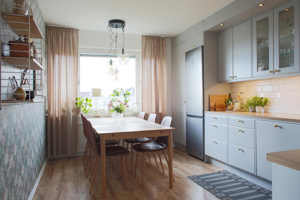 Rymligt och fint kök med plats för ett större matbord