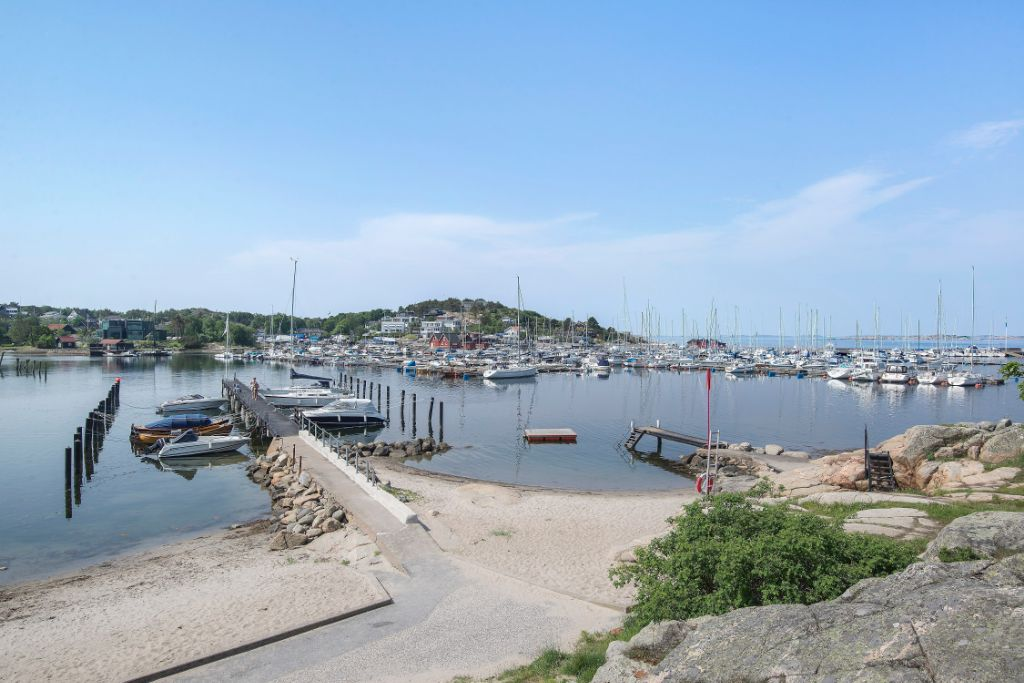 Kyvik med både sandstrand och klippbad 
