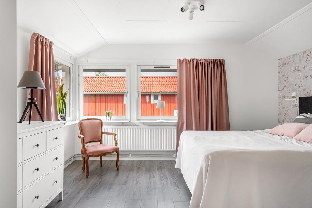 Sovrum 1 med plats för dubbelsäng 