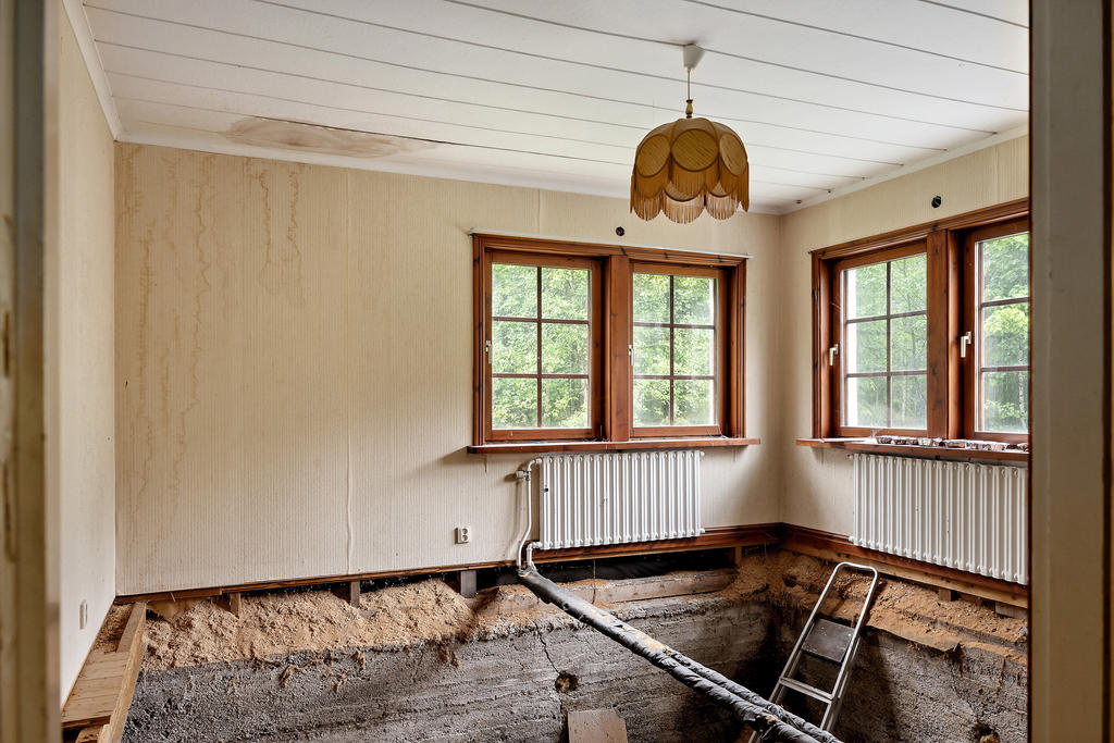 Vardagsrum där golv saknas pga ej färdigställd renovering.