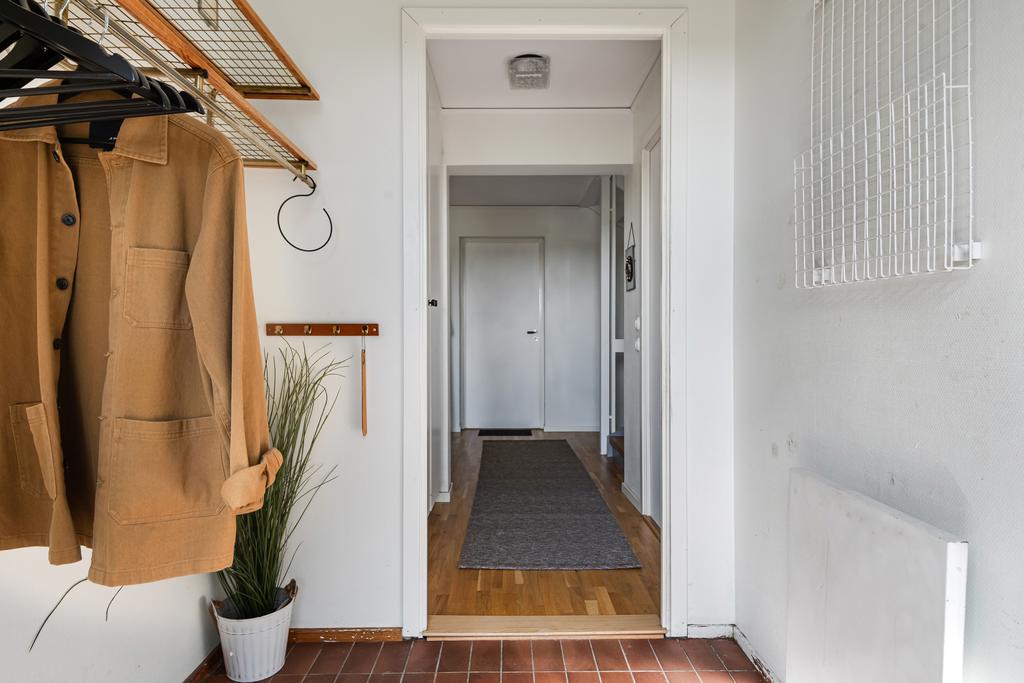 Rymlig hall med avhängning