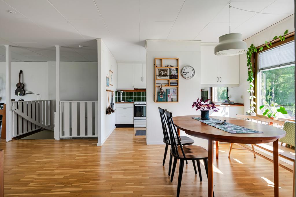 Matplats och kök med öppen planlösning mot vardagsrummet