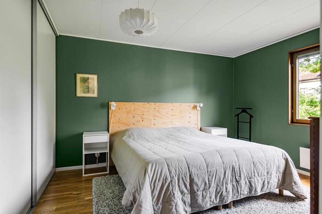 Sovrum 3 med stor klädkammare.