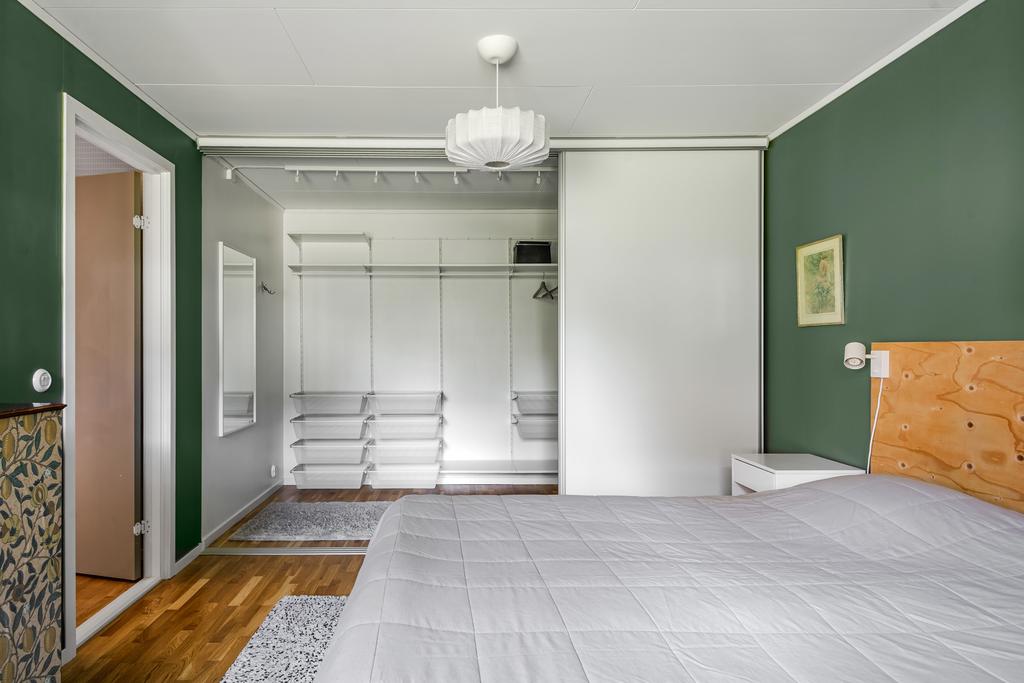 Sovrum 3 med stor klädkammare.