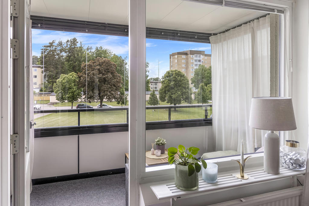 Utgång till inglasad balkong i sydväst