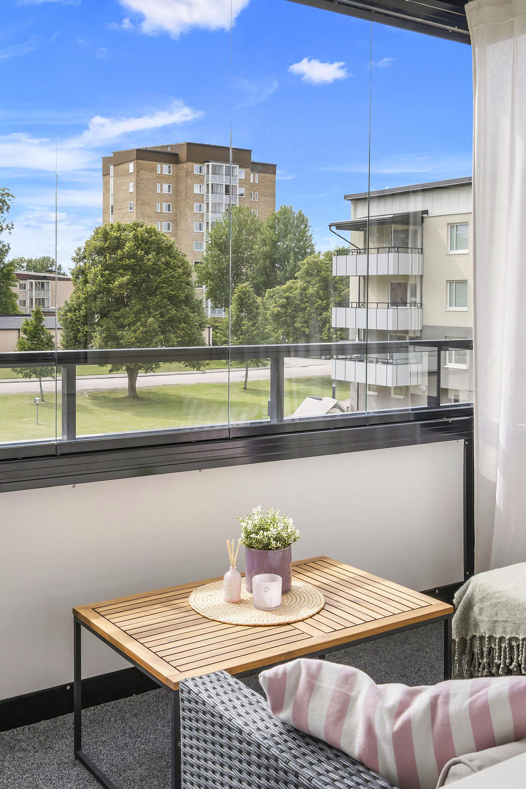 Balkong med utsikt över innergård