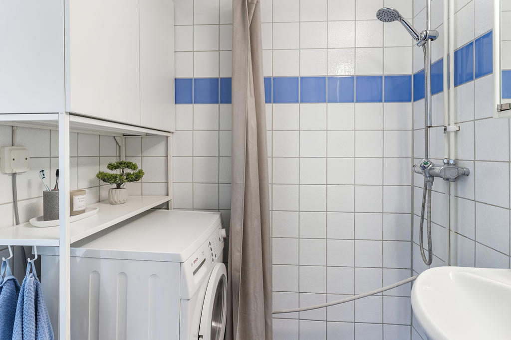 Badrum med tvättmaskin