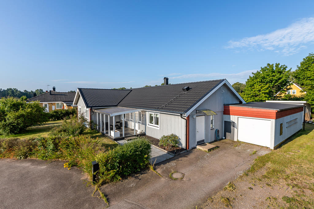 Hus med två terrasser i två väderstreck samt garage