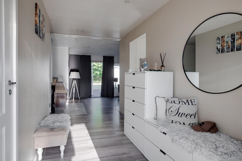 Hall med inblick mot vardagsrum