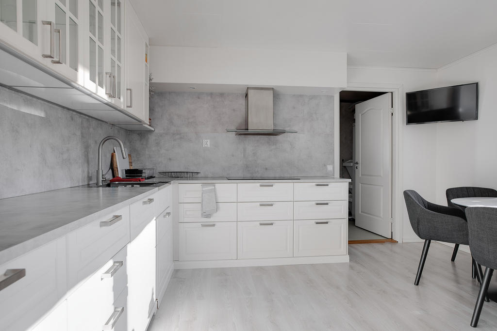 Renoverat kök med stor kyl och frys