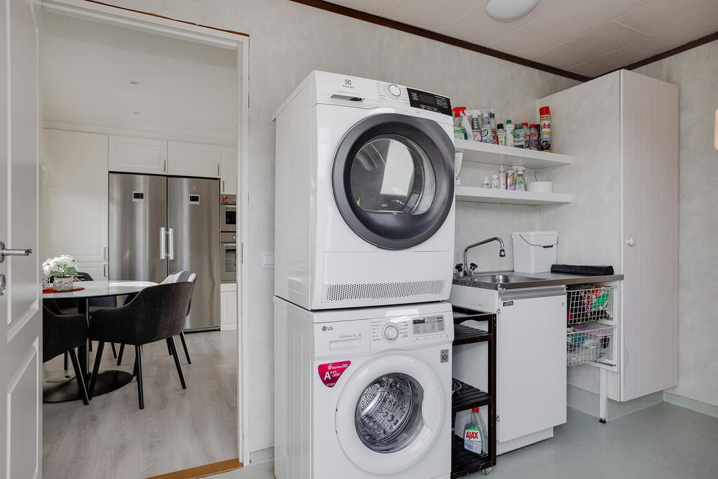 Tvättstuga med tvättmaskin och torktumlare