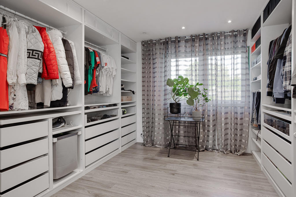 Stor walkin-closet, som möjligen kan göras om till extra sovrum