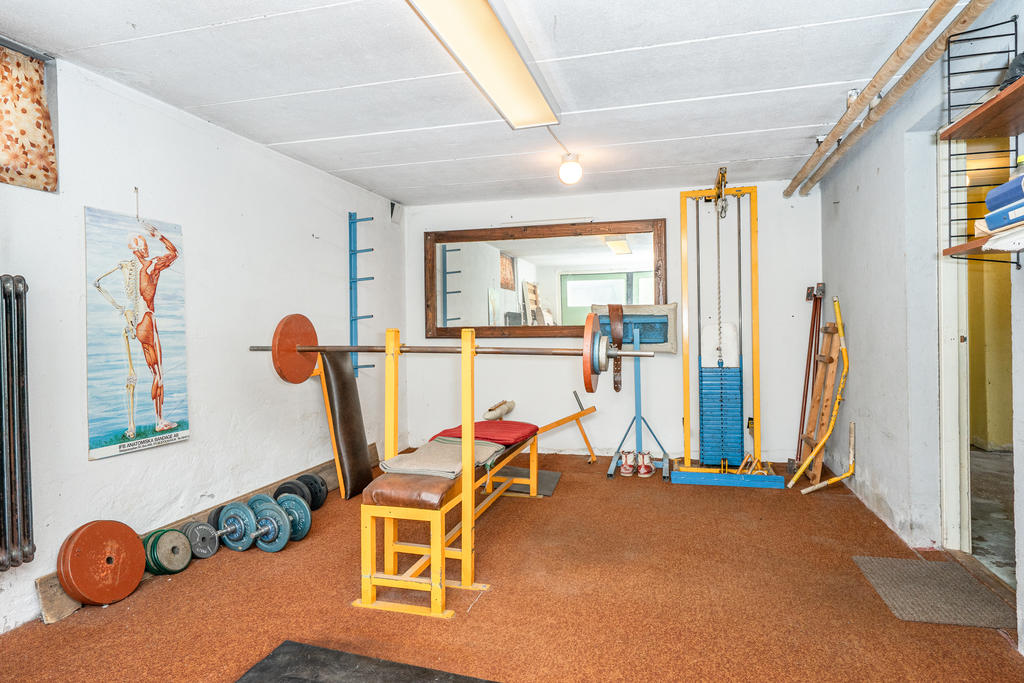 Garage. 