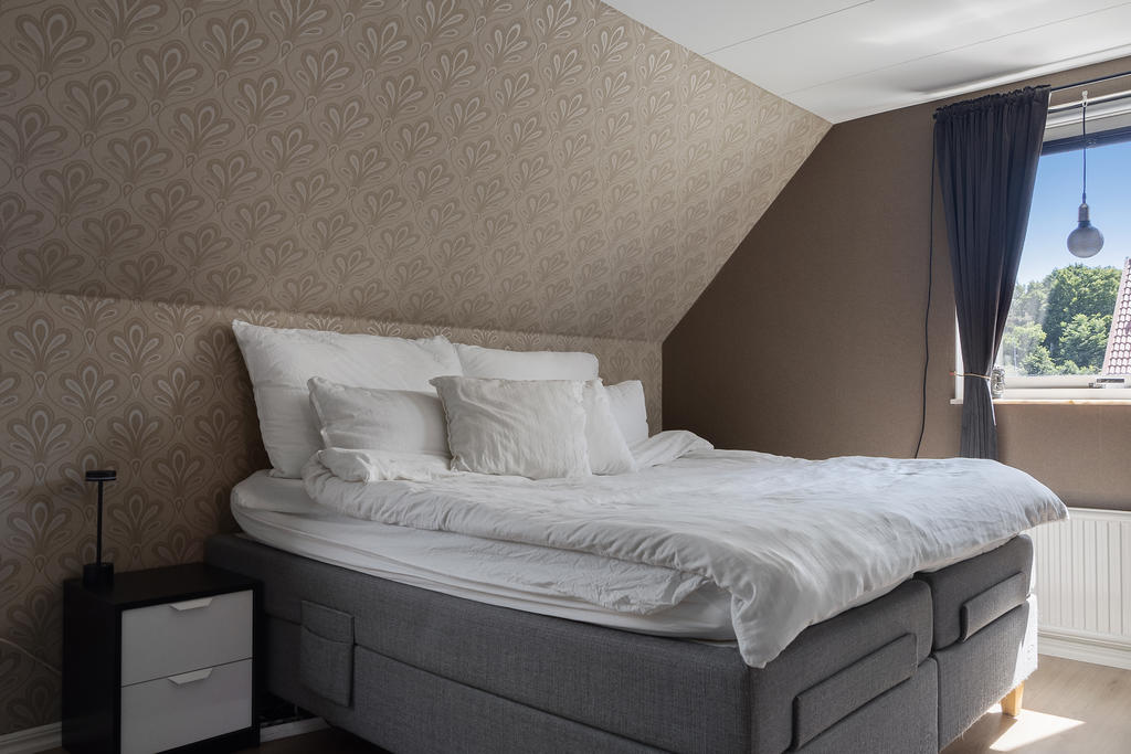 Sovrum 1 med intilliggande walk in closet 