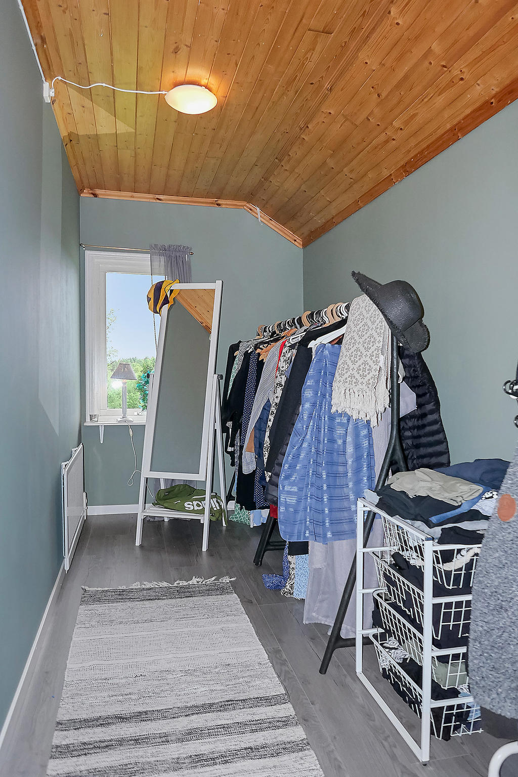 Sovrum/walk in closet 