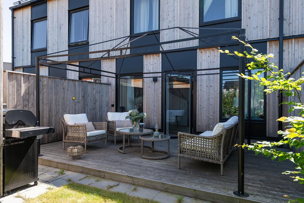 Liten baksida med trall och trädgårdstäppa 