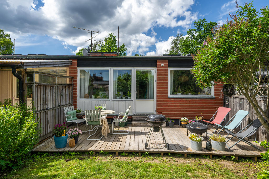 Uteplats med gräsmatta