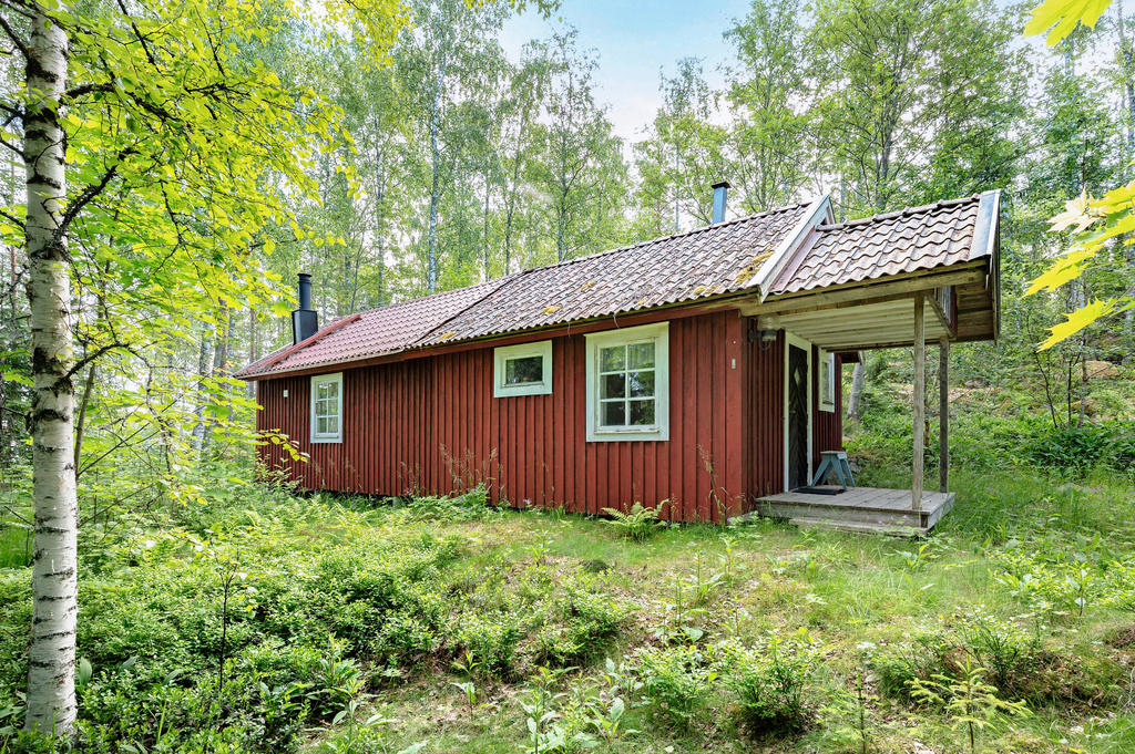 Stugan har två eldstäder