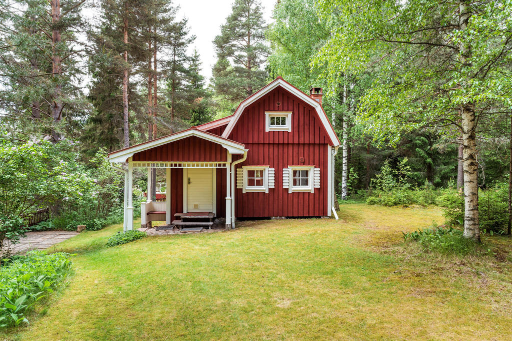 Söta fönsterluckor pryder stugan