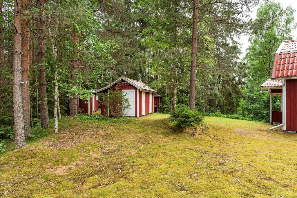 Förrådet till vänster och stugan till höger
