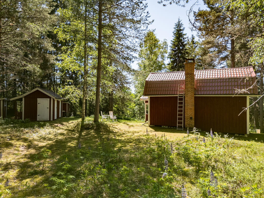 Stugan och murstocken sedd bakifrån