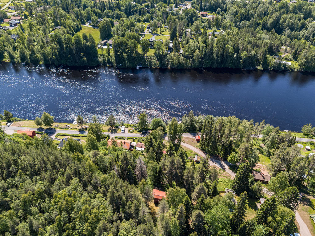 Dalälven rinner sakta förbi