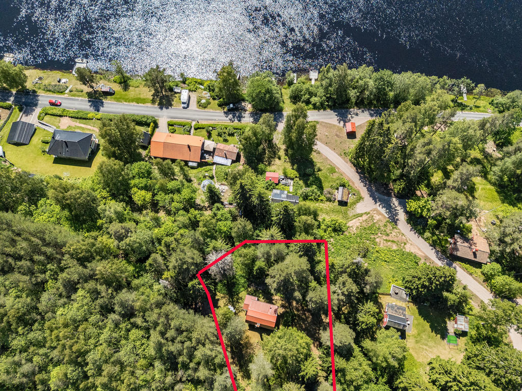 En kort promenad ner till vattnet (OBS! Fastighetslinjen är ungefärlig)