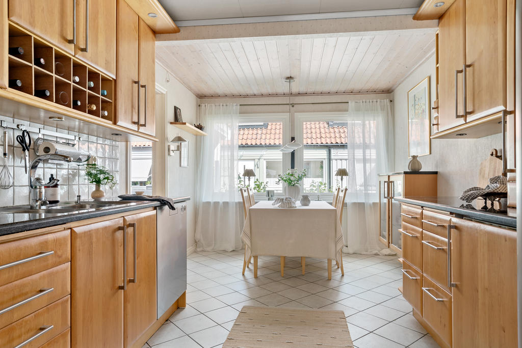 Högkvalitativt Kungsäterkök och eleganta svarta stenskivor.