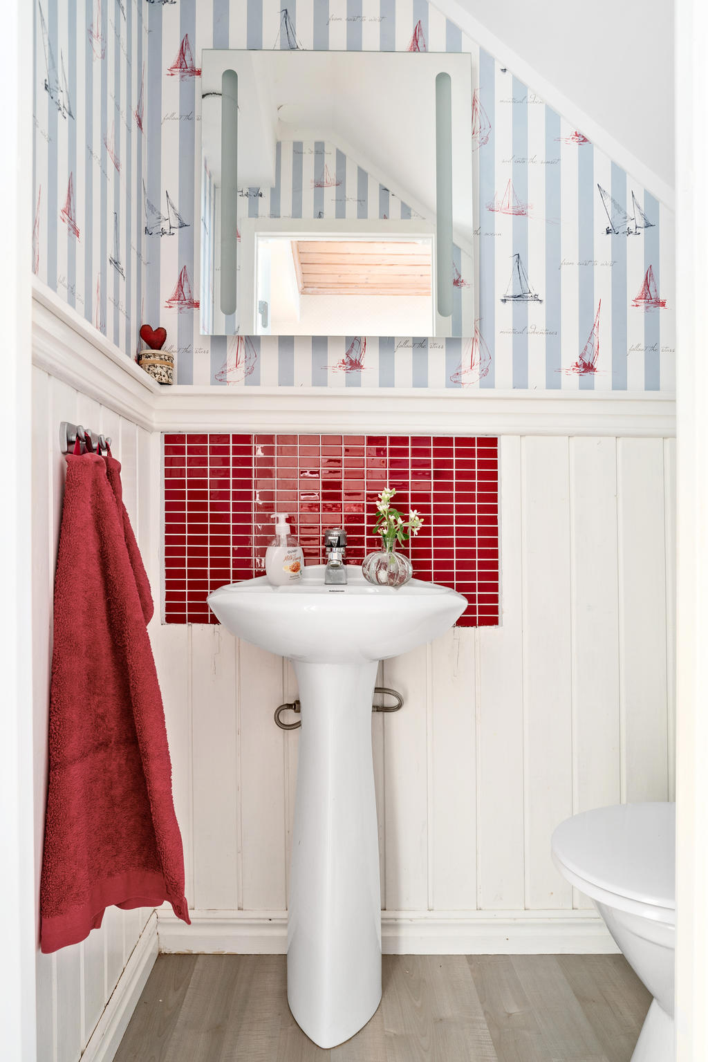 I hallen finns även en gäst toalett med wc och handfat.
