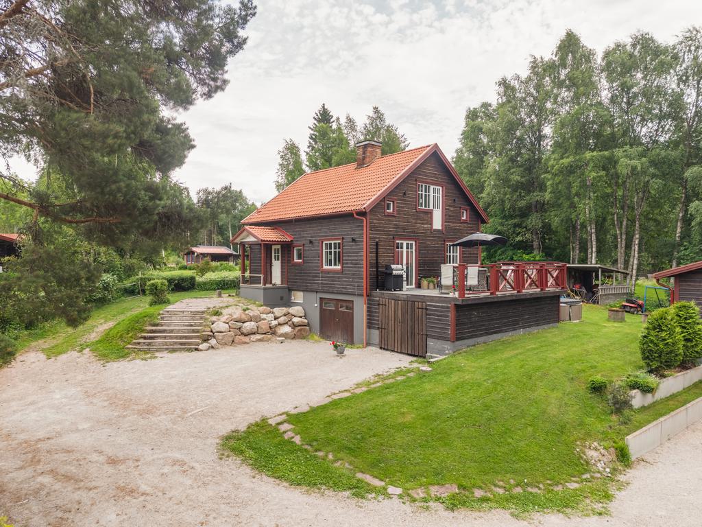 Här bor du bekvämt i en rymlig villa om tre våningsplan med två stora garage och generösa förvaringsmöjligheter.