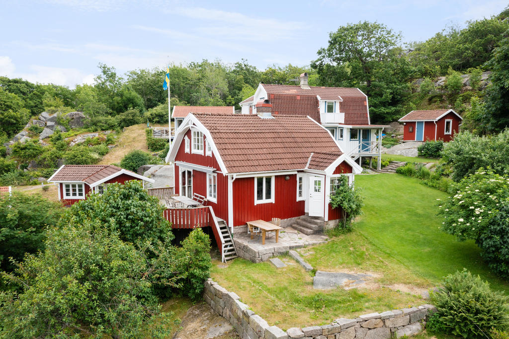Huvudhuset med altan mot vattnet