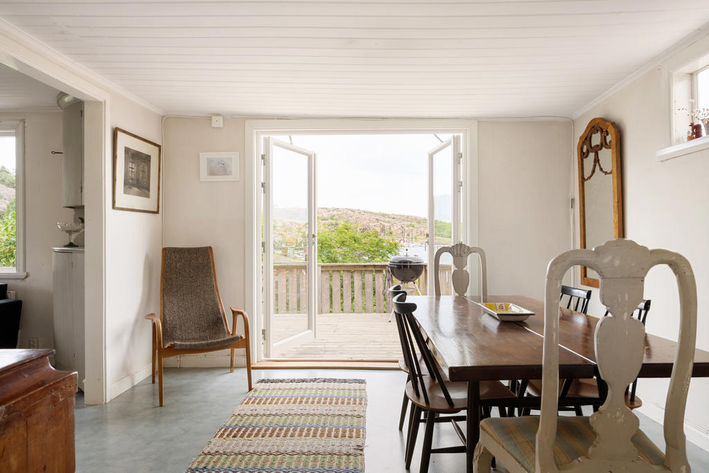 Matplats med utgång till altan
