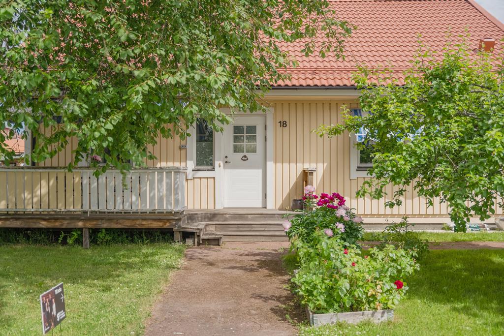 Här möts du av en inbjudande veranda och en hemtrevlig känsla redan innan du kliver över tröskeln.