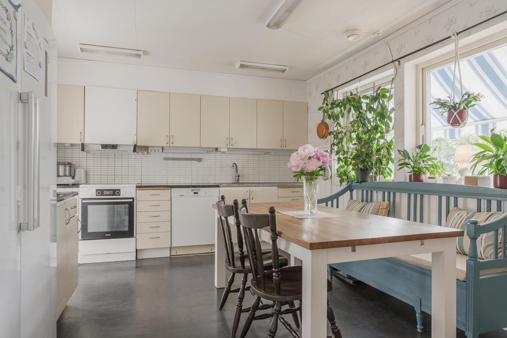 Det rymliga köket erbjuder gott om arbetsytor och förvaring samt en trivsam matplats i direkt anslutning. Här finns gott om utrymme för både vardagsmiddagar och trevliga stunder med familj och vänner.