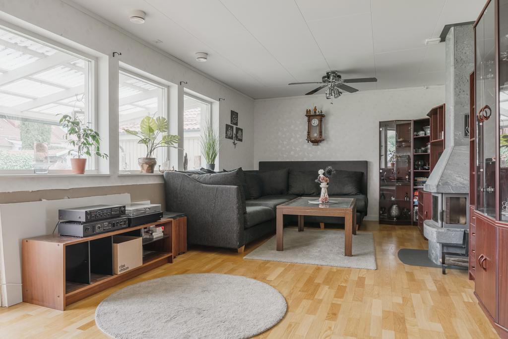 Stort och inbjudande vardagsrum med plats för hela familjen och en kamin som höjer både komforten och mysfaktorn.