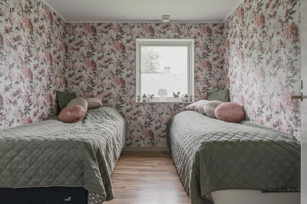 Sovrum med plats för två sängar och goda möjligheter att anpassa efter familjens behov.