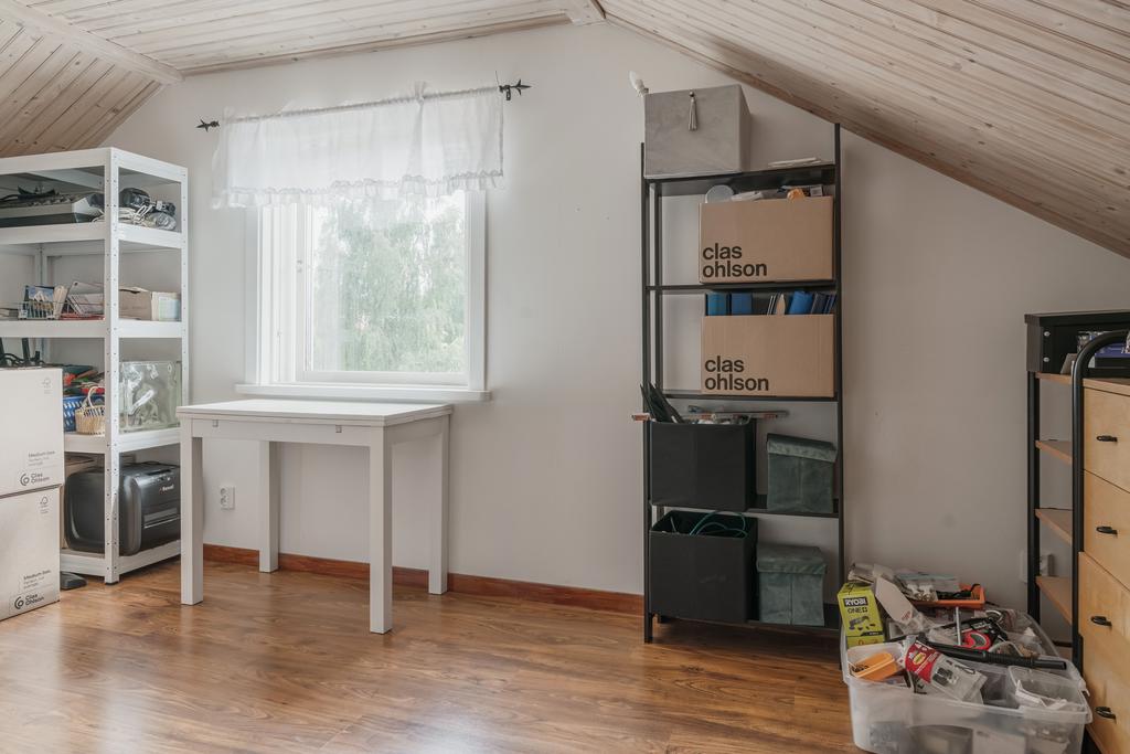 En trappa upp välkomnas du av ett rymligt allrum som skapar många möjligheter för familjens behov.