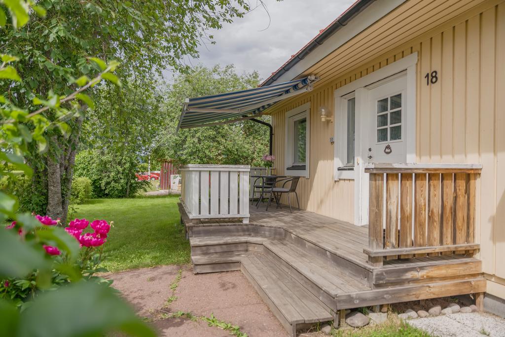 Här får du det bästa av två världar! Känslan av att bo i villa med tryggheten och bekvämligheten som en bostadsrätt erbjuder.
