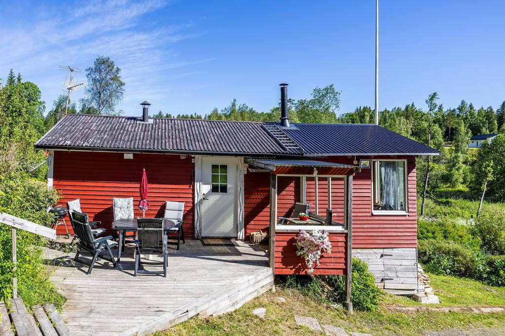 Huvudstuga innefattandes glasat utsiktsrum med braskamin, sovrum, köksdel med anslutande matplats samt allrum. 