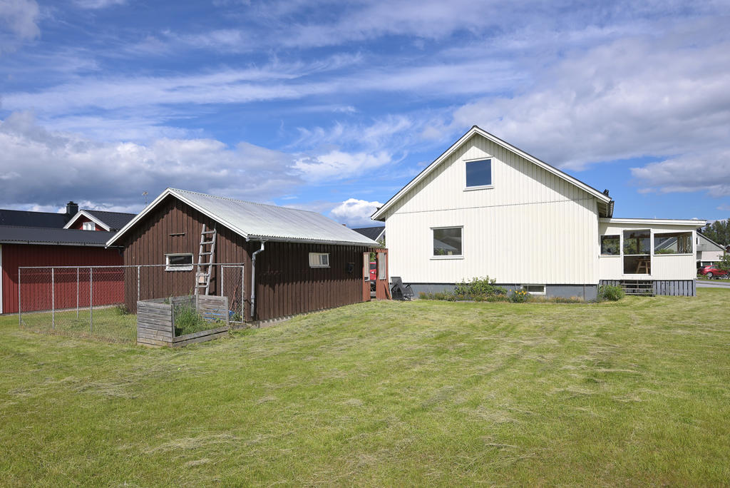 Stor härlig tomt. 
Garage och hundgård