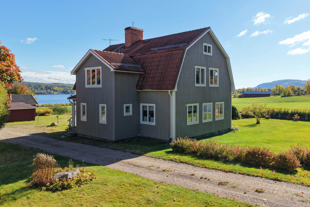 Fasad i norr med Orsjön i bakgrunden. 