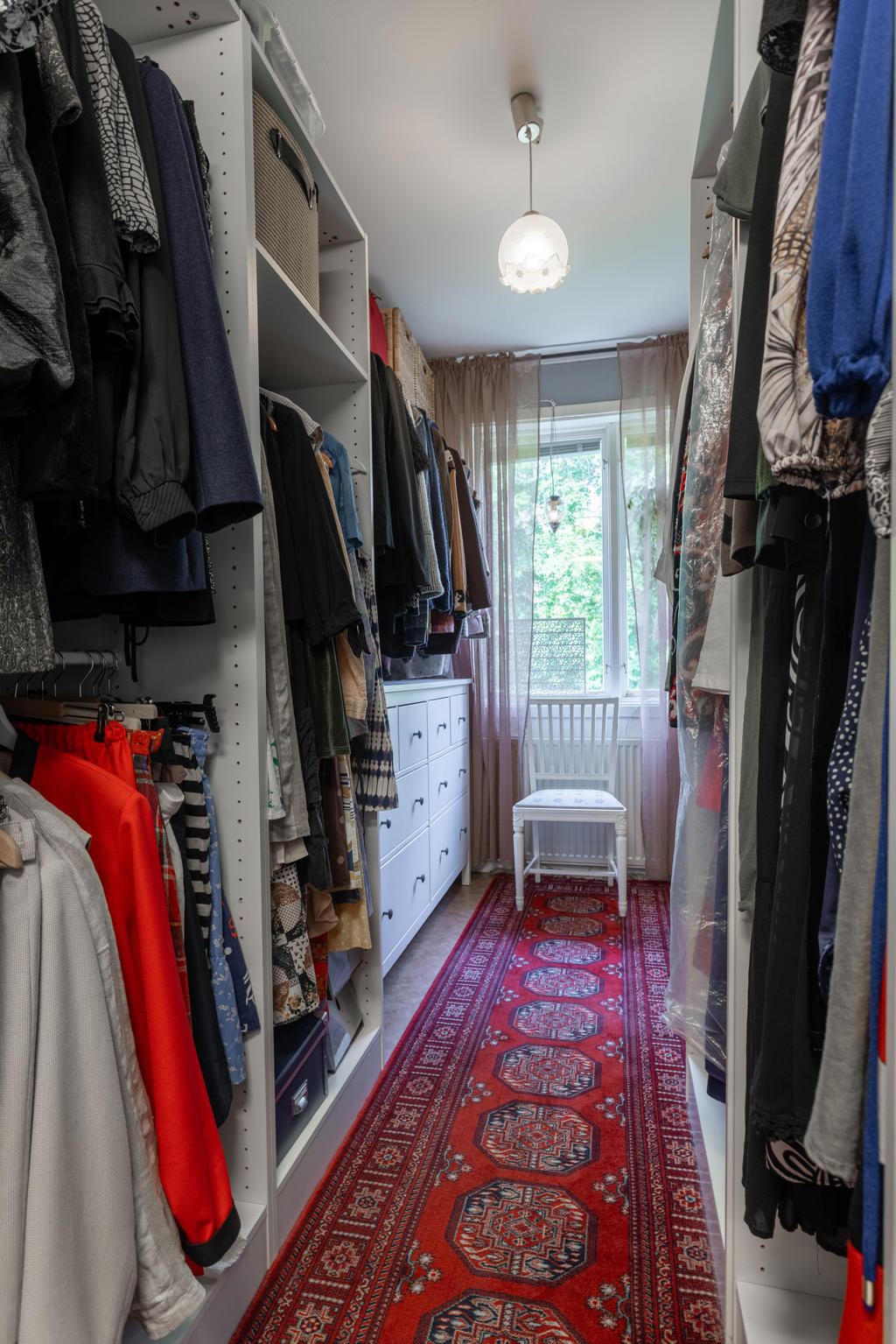 Lgh 1: Walk-in closet innanför sovrum.