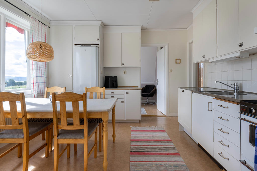 Lgh 2: Kök med matplats och fin utsikt mot Orsjön. 