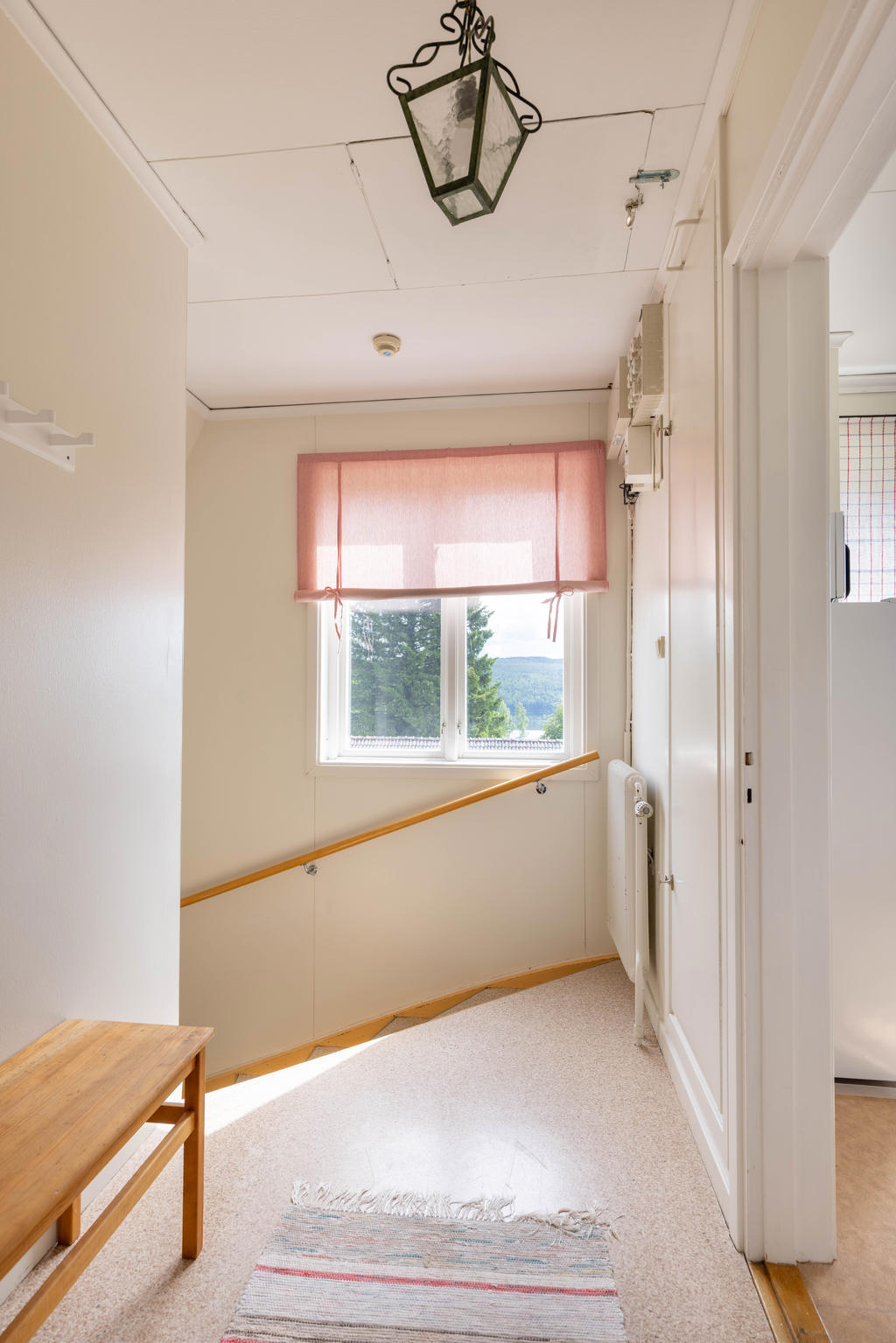 Lgh 2 belägen på övervåningen.  Trapp och hall. 