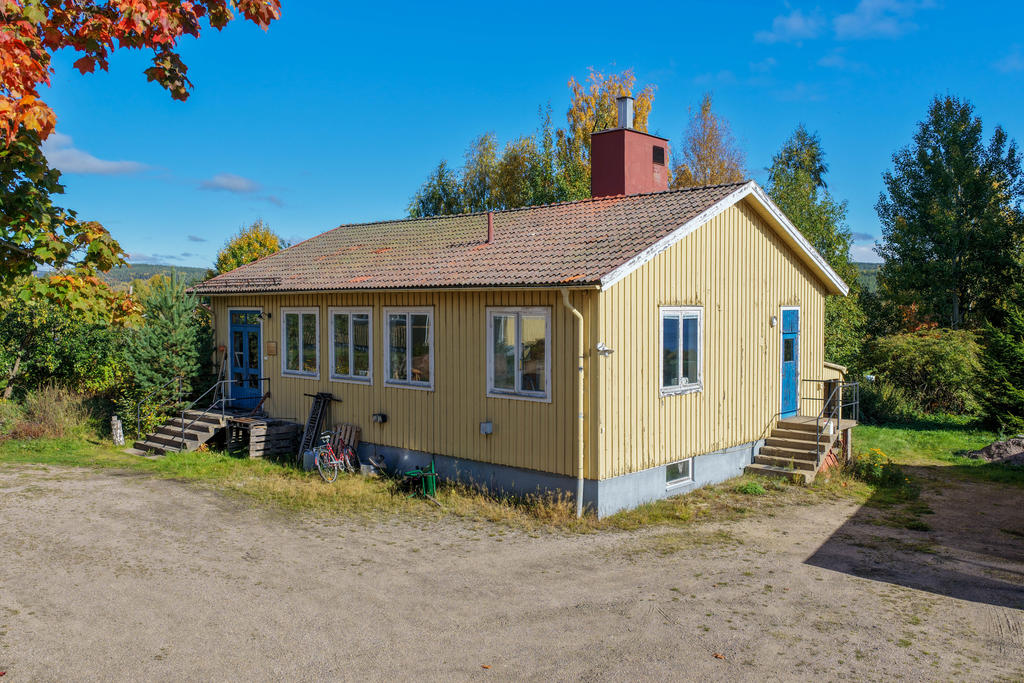 F.d matsal som idag hyrs ut och används av hyresgästen som ett snickeri. 