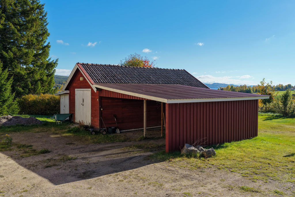 Enkelt garage med förråd och vidbyggd carport. 