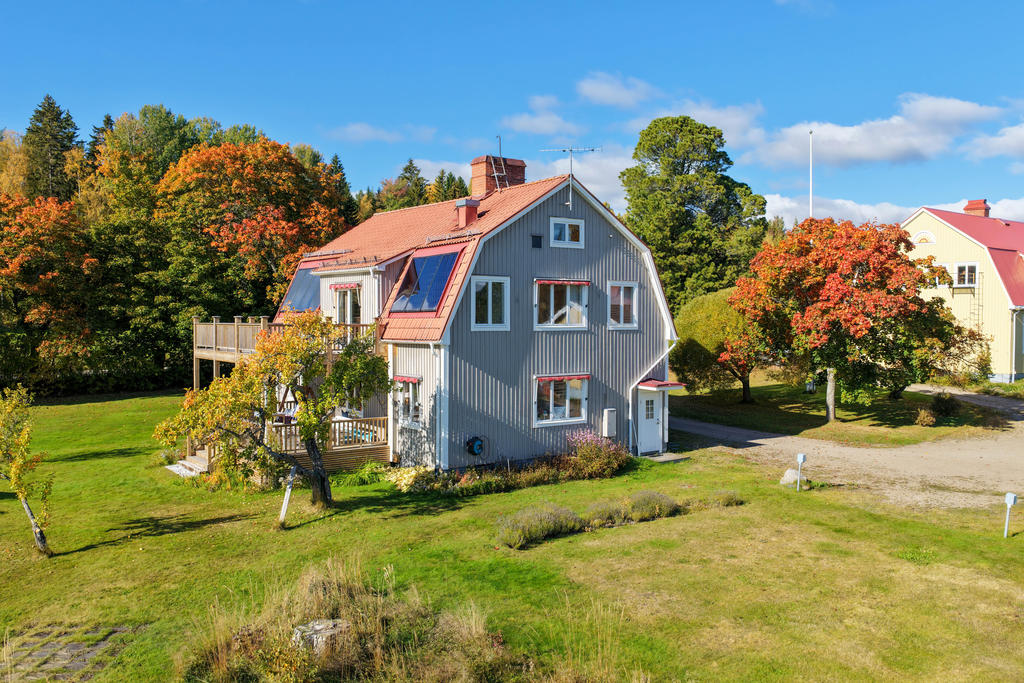 Fasad i öst med köksingång/källarnedgång. 