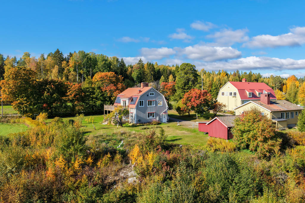 Vy över tomten med bostadshus, garage och f.d matsal numera snickeri. Tomten angränsar till den gamla skolan i Undersvik. 