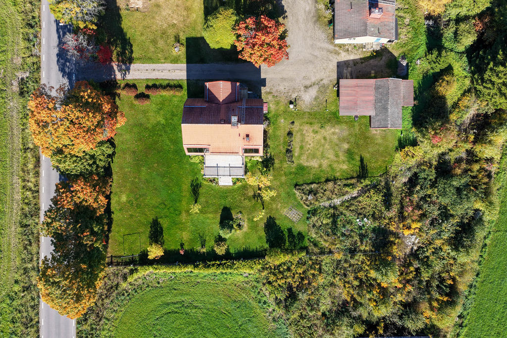 Vy över tomten rakt ovanifrån.