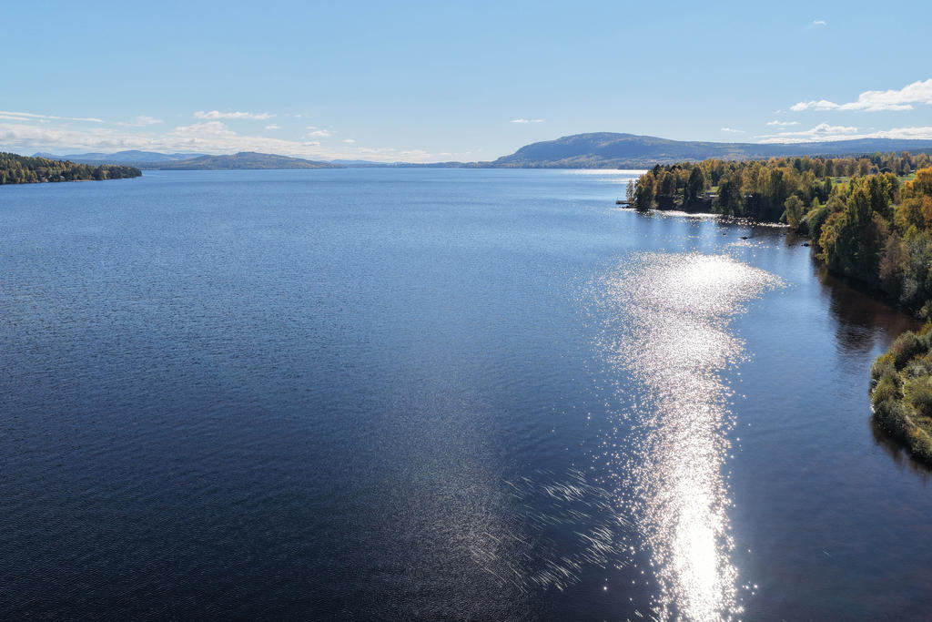 Vy över Ljusnan och Hälsinglands blånande berg. 